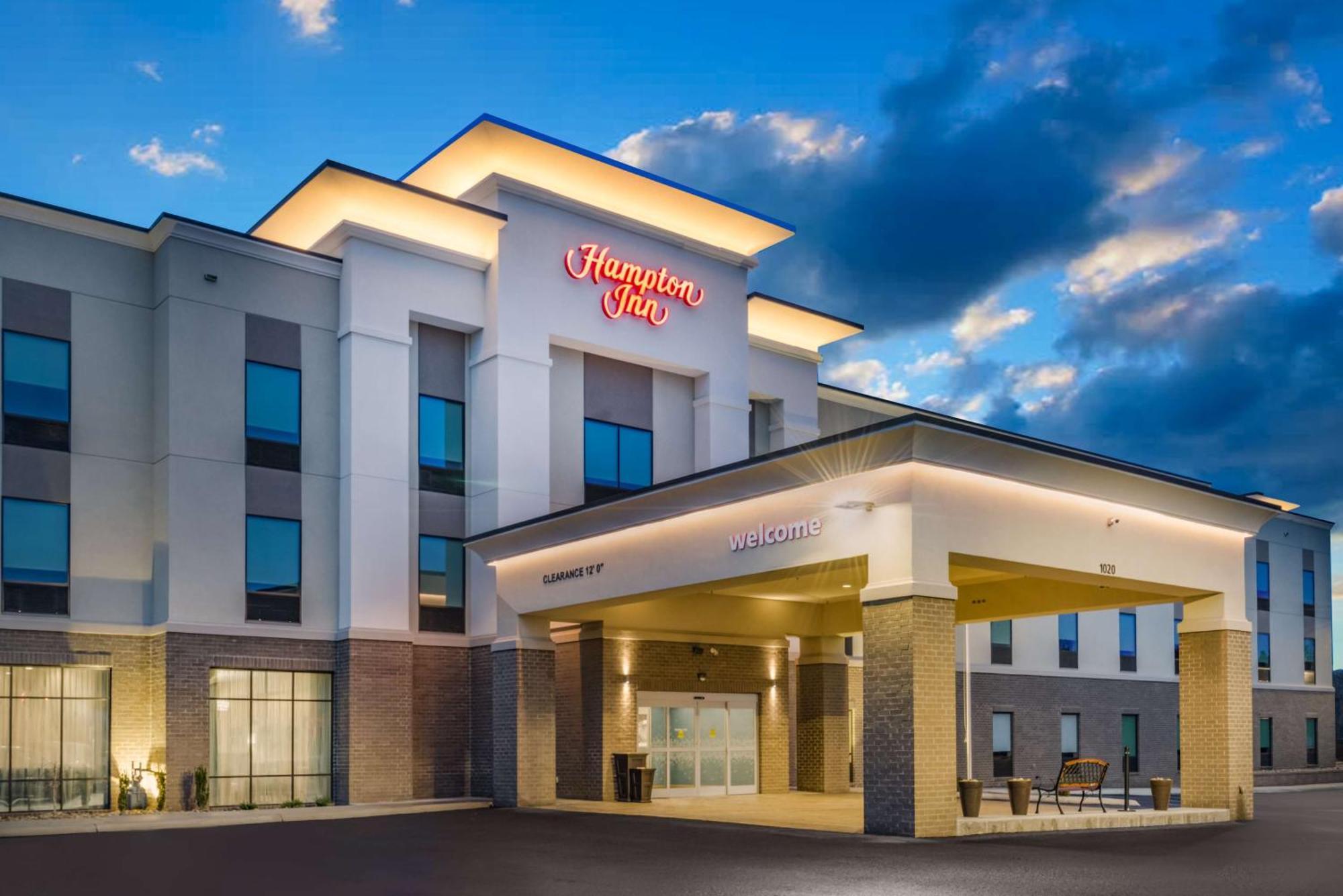 Hampton Inn Newport Exterior foto